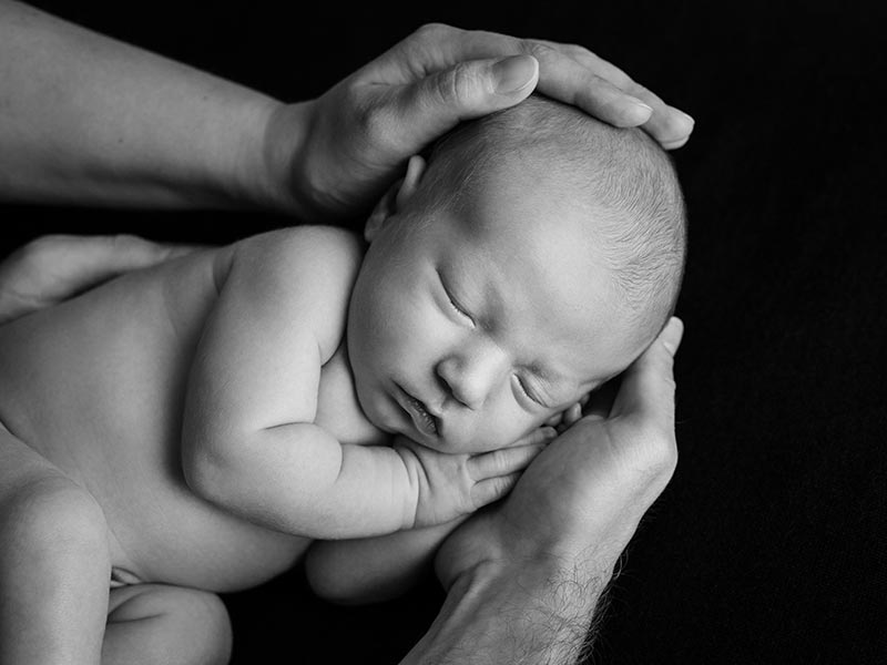 natürliches Babyfoto in schwarzweiß, Fotograf Meißen