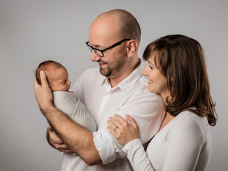 Familien Foto mit neugeborenem Baby im Fotostudio