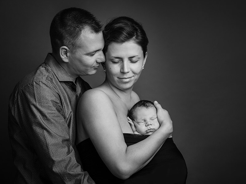 Familienfoto mit neugeborenem Baby schwarzweiß Fotostudio